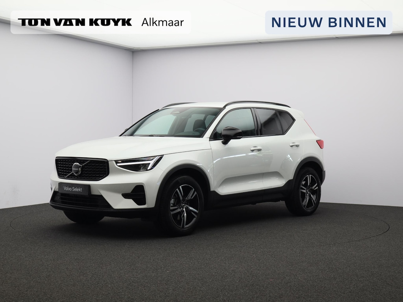 Volvo XC40 - 2.0 B4 Plus Dark / Trekhaak / Stoel+stuur+voorruitverwarming / Privacy glass / Harman Kard - AutoWereld.nl