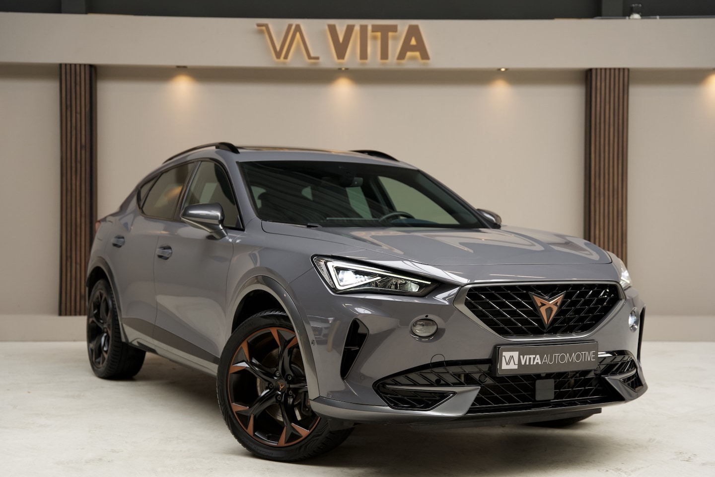 CUPRA Formentor - 1.4 e-Hybrid VZ Copper Edition PANO|Memorystoelen|Volleder|245PK|Carplay|Nardo|Keyless - AutoWereld.nl