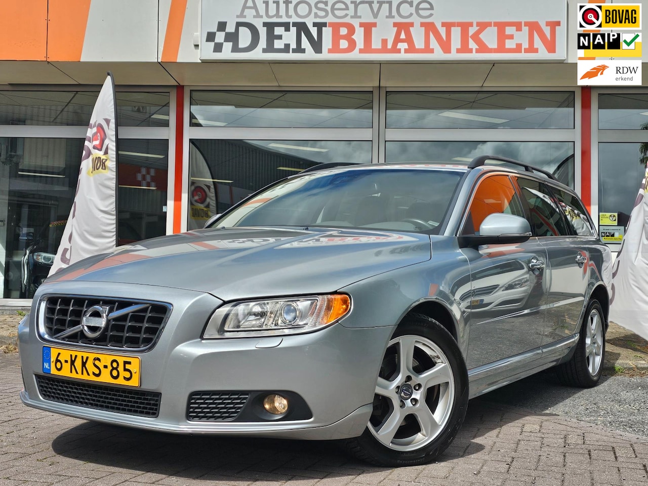 Volvo V70 - 1.6 T4 Nordic Automaat BJ.2013 / Navi / Leder / Xenon / PDC / 17"Lmv / Trekhaak !! - AutoWereld.nl