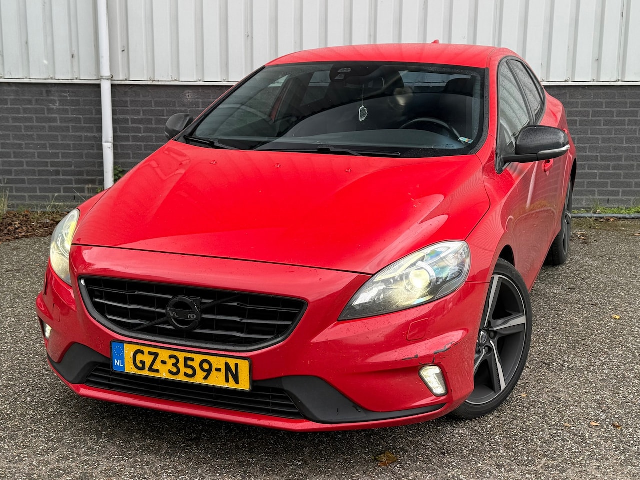 Volvo V40 - 2.0 D2 R-Design NAVI CLIMA LEDER CRUISE NAP STOELVERWARMING - AutoWereld.nl