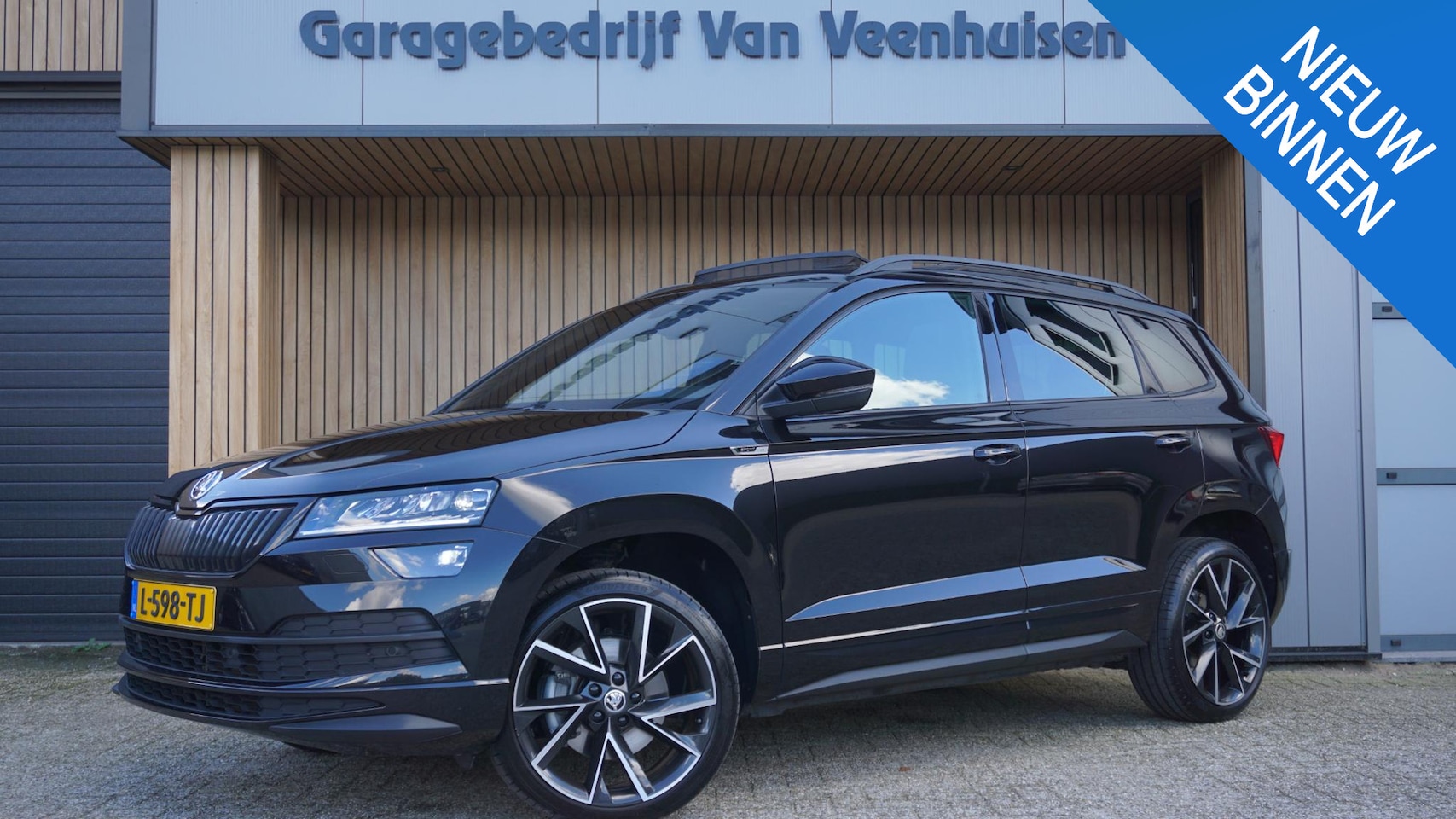 Skoda Karoq - 1.5 TSI 150PK Sportline Business *Black Style* Pano.Dak Canton Virtual Stoel/Stuurverwarmi - AutoWereld.nl