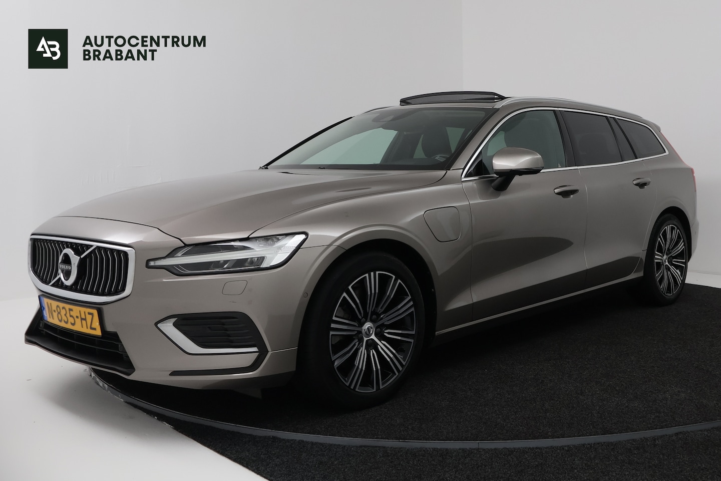 Volvo V60 - 2.0 T6 Recharge AWD Inscription (PANORAMADAK, TREKHAAK, CAMERA, STOELVERWARMING, ELEKTR ST - AutoWereld.nl