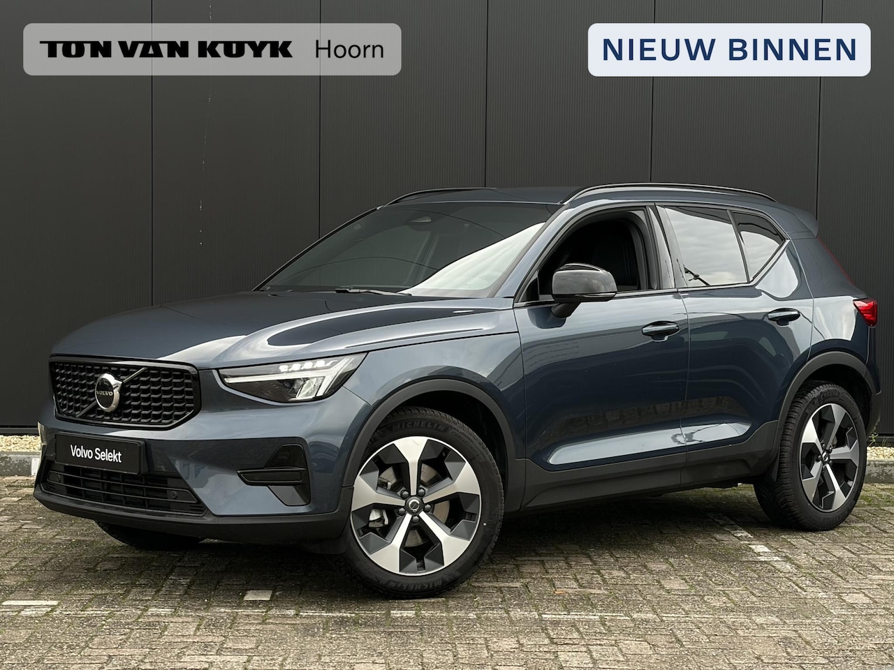 Volvo XC40 - 2.0 B4 Plus Dark / Stuur- Stoelverwarming / Trekhaak / Harman Kardon / All-Season banden / - AutoWereld.nl