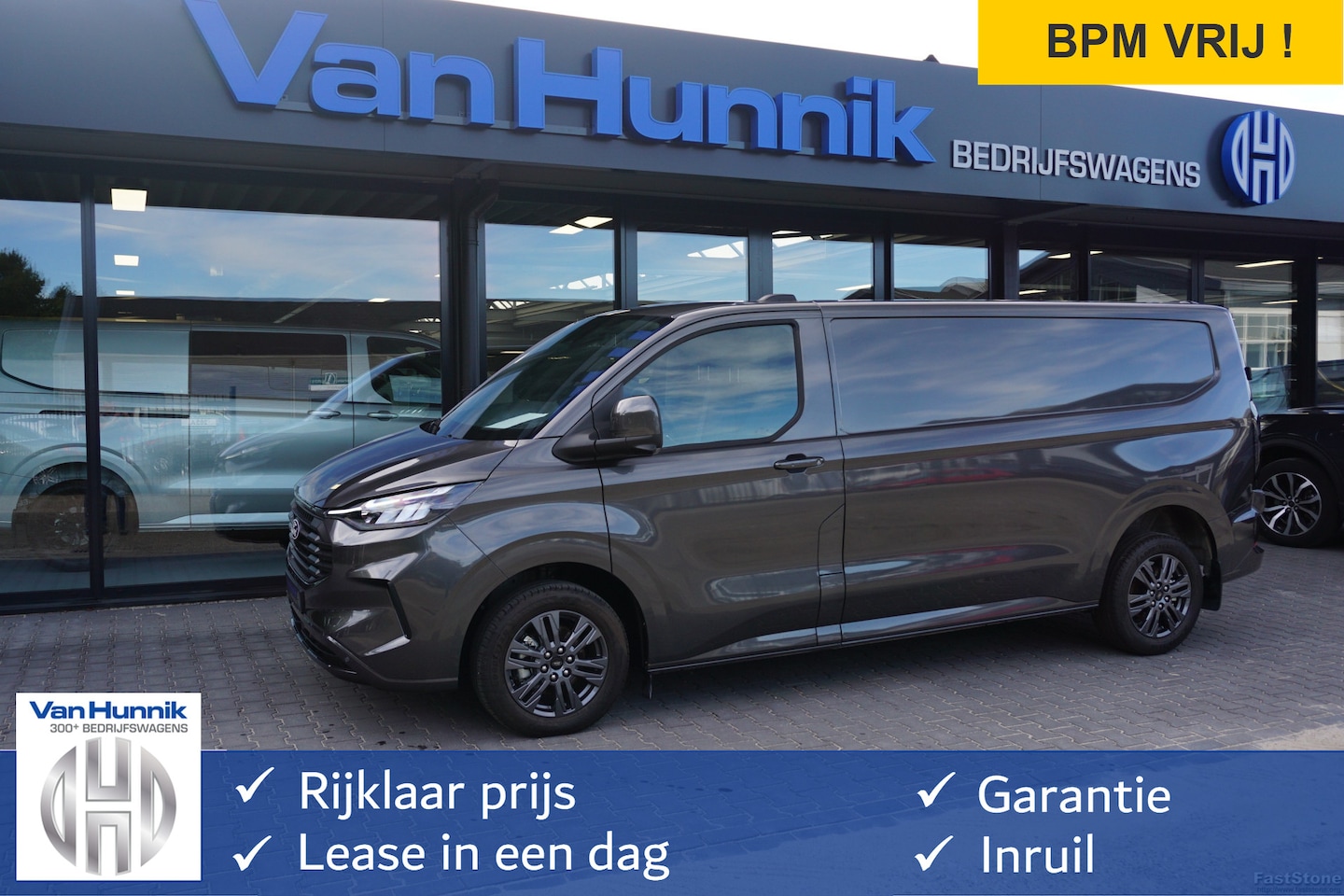 Ford Transit Custom - e-Transit 320L 218PK 71KWH Limited AUT BPM VRIJ!! Navi, ACC, 360° Cam, 17" LM, Trekhaak!! - AutoWereld.nl
