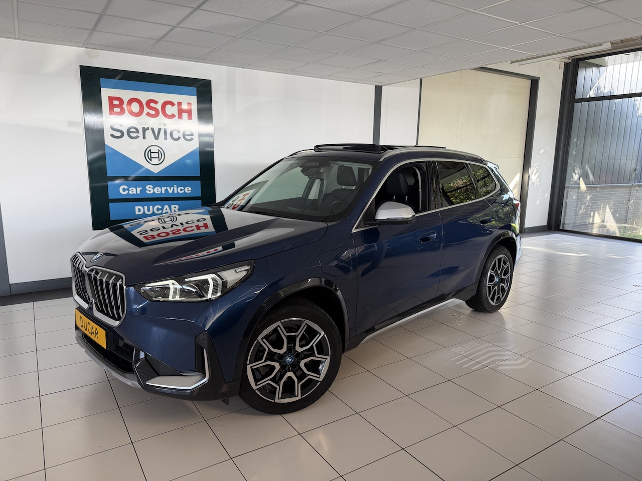 BMW X1 - xDrive30e 327 PK Panoramadak / Leer / HUD / Trekhaak / 360 camera - AutoWereld.nl