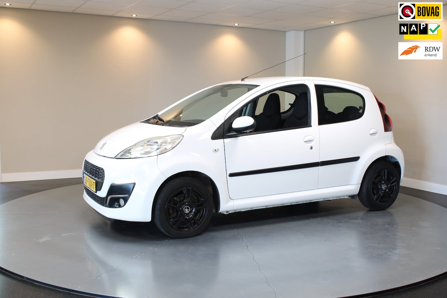 Peugeot 107 - 1.0 Active *Airco* All-seasons|LED|Elektr.Pakket|5-Deurs|Toerenteller|Lm-velgen|NAP|Zuinig - AutoWereld.nl