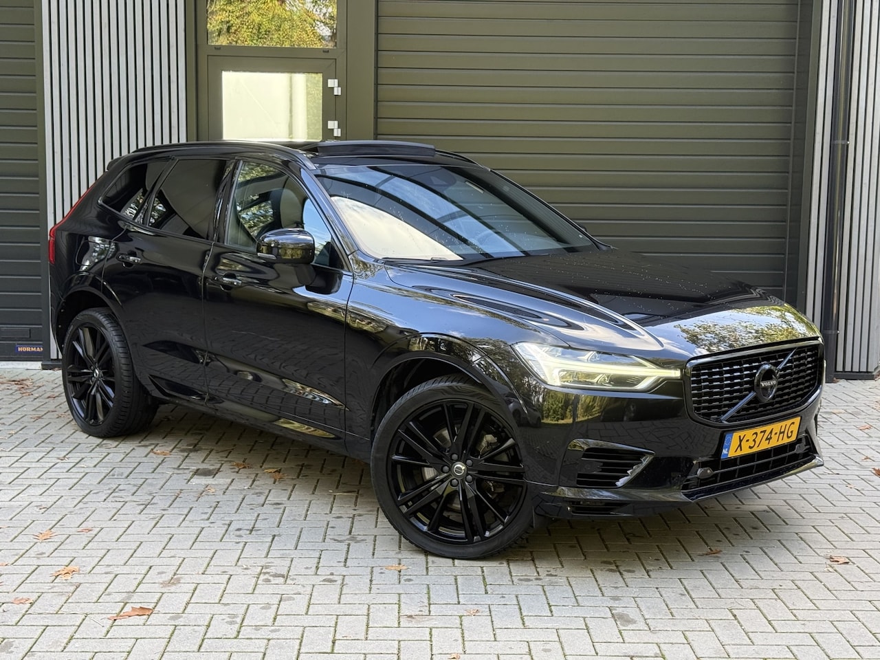 Volvo XC60 - 2.0 T8 Twin Engine AWD R-Design Panorama | Bowers & Wilkins | Luchtvering | 360° camera | - AutoWereld.nl