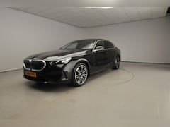 BMW 5-serie - Sedan 520i | LED | HUD | Active cruise | Trekhaak | Sportstoelen | DAB | Harman-kardon sou