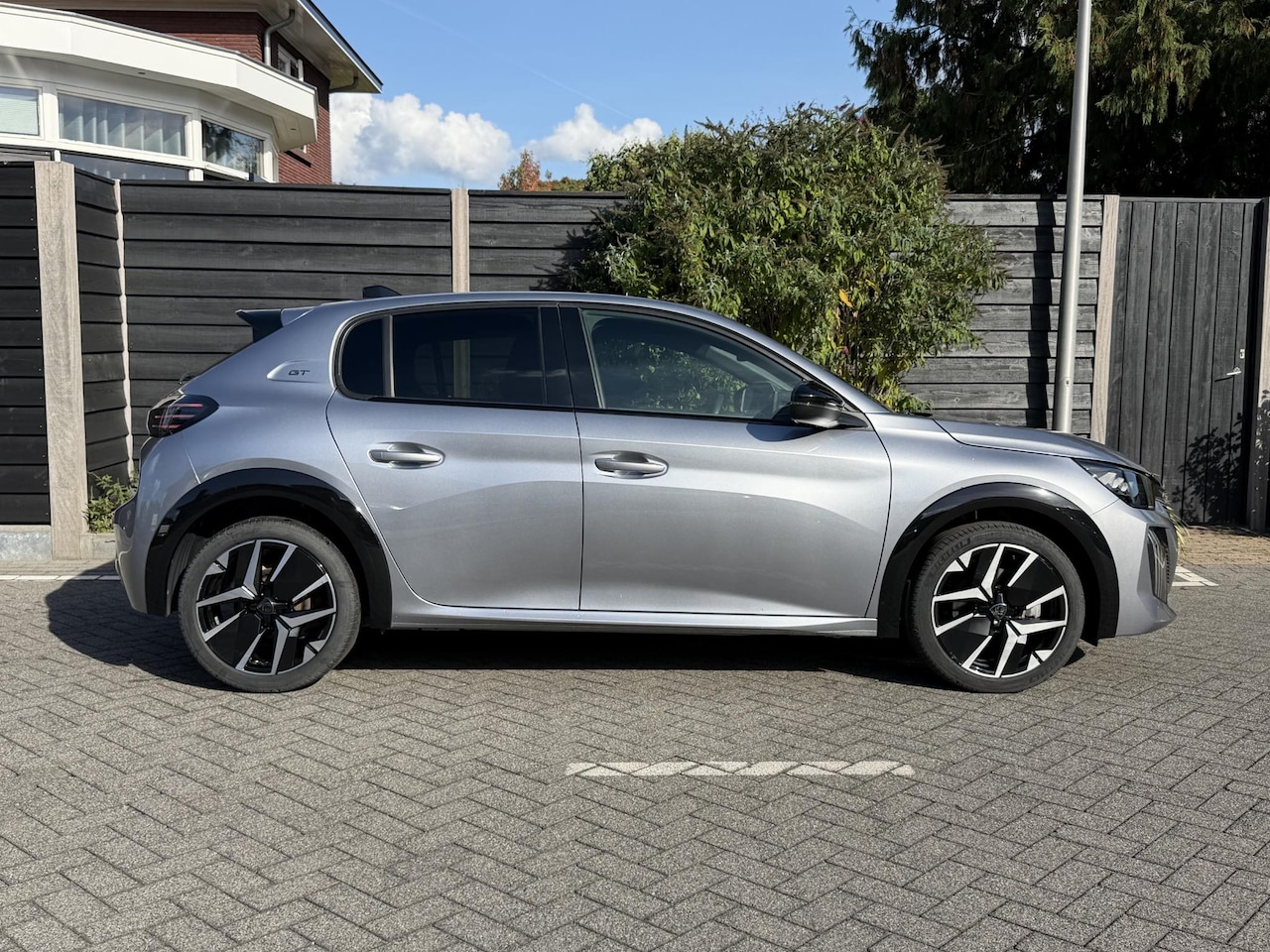 Peugeot 208 - GT 1.2 Hybrid 145PK e-DCS6 Automaat Navigatie, Achteruitrijcamera, Keyless, Alcantara, Sto - AutoWereld.nl