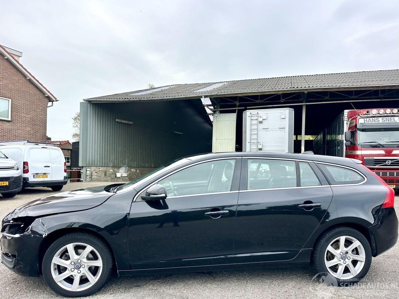 Volvo V60 - V-60 1.6 T3 150pk automaat Momentum - AutoWereld.nl
