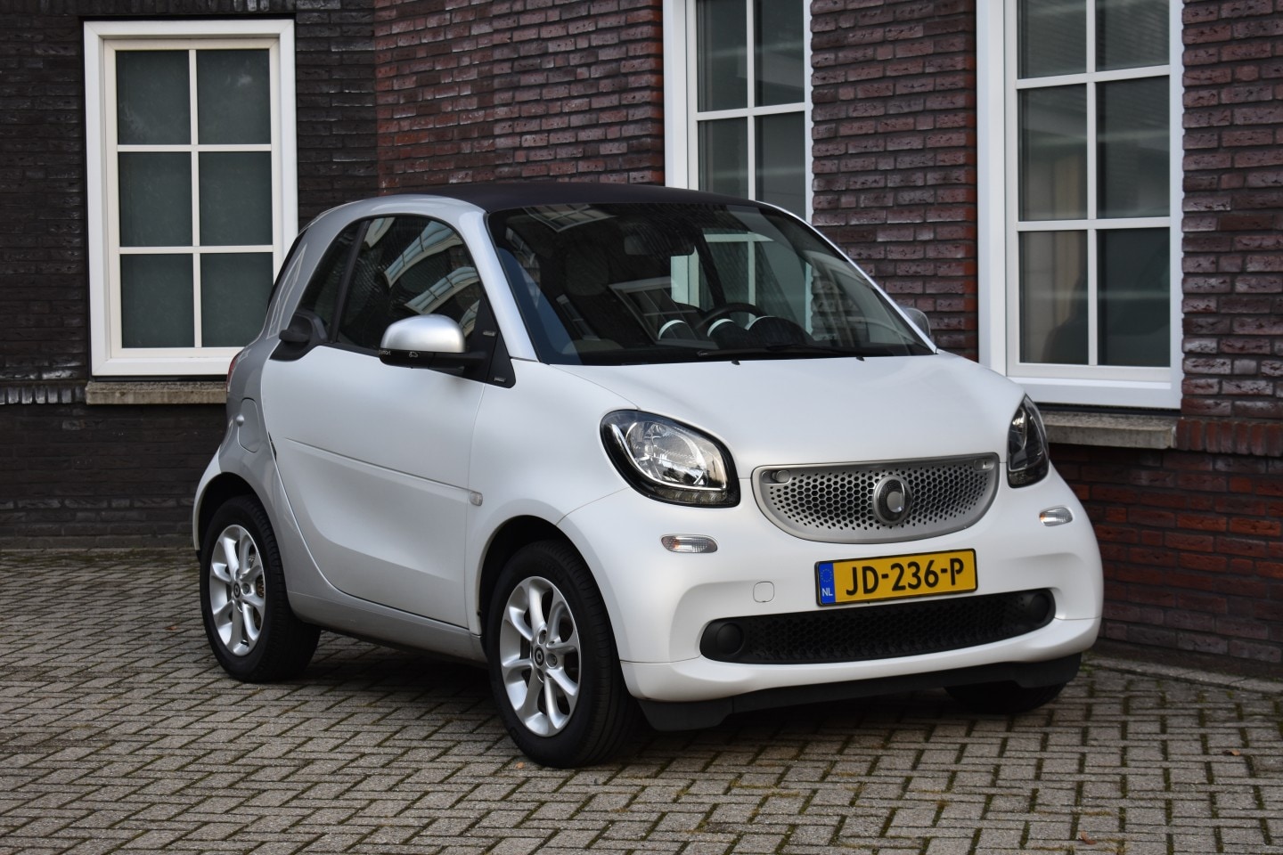 Smart Fortwo - Wij zijn op afspraak geopend! Graag bellen voor uw komst. - AutoWereld.nl