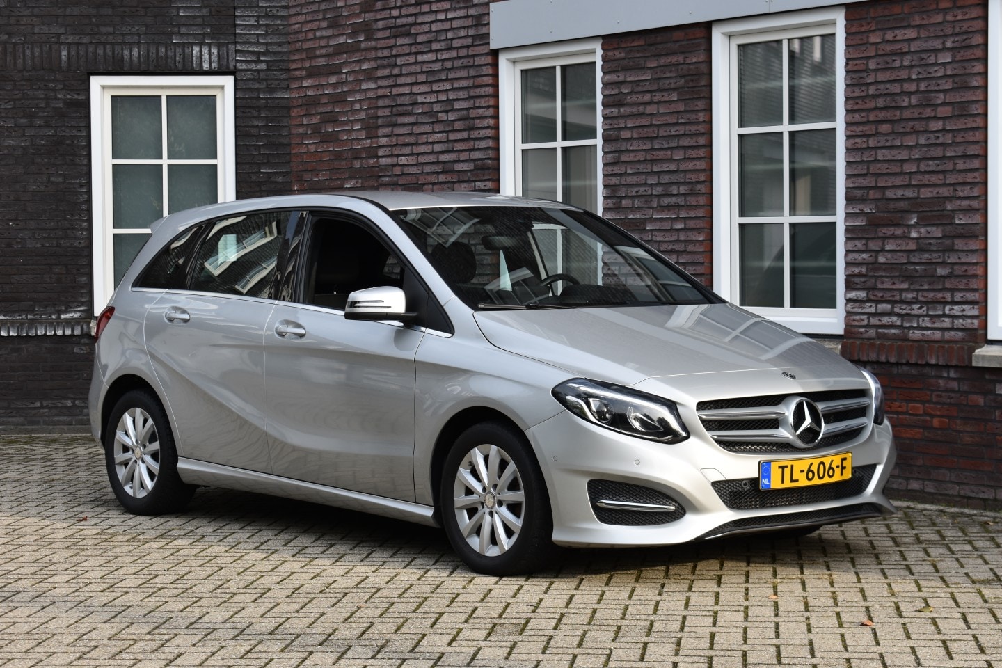 Mercedes-Benz B-klasse - 180 Wij zijn op afspraak geopend! Graag bellen voor uw komst. - AutoWereld.nl
