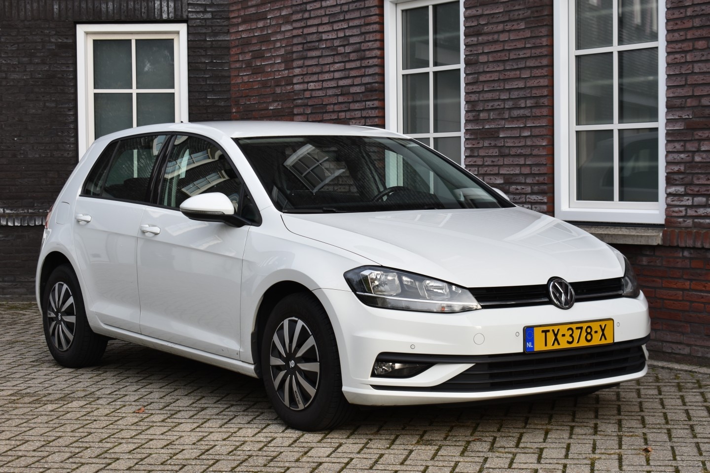 Volkswagen Golf - Wij zijn op afspraak geopend! Graag bellen voor uw komst. - AutoWereld.nl
