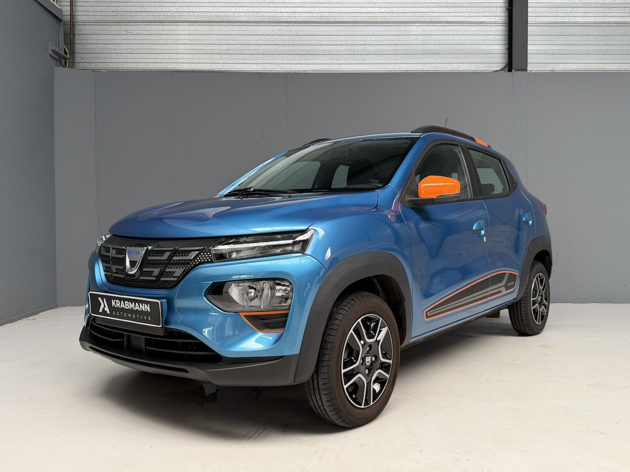 Dacia Spring - Comfort Plus (Orange Pack) 27 kWh Nwe Accu|GARANTIE|Camera|Leder|DAB - AutoWereld.nl