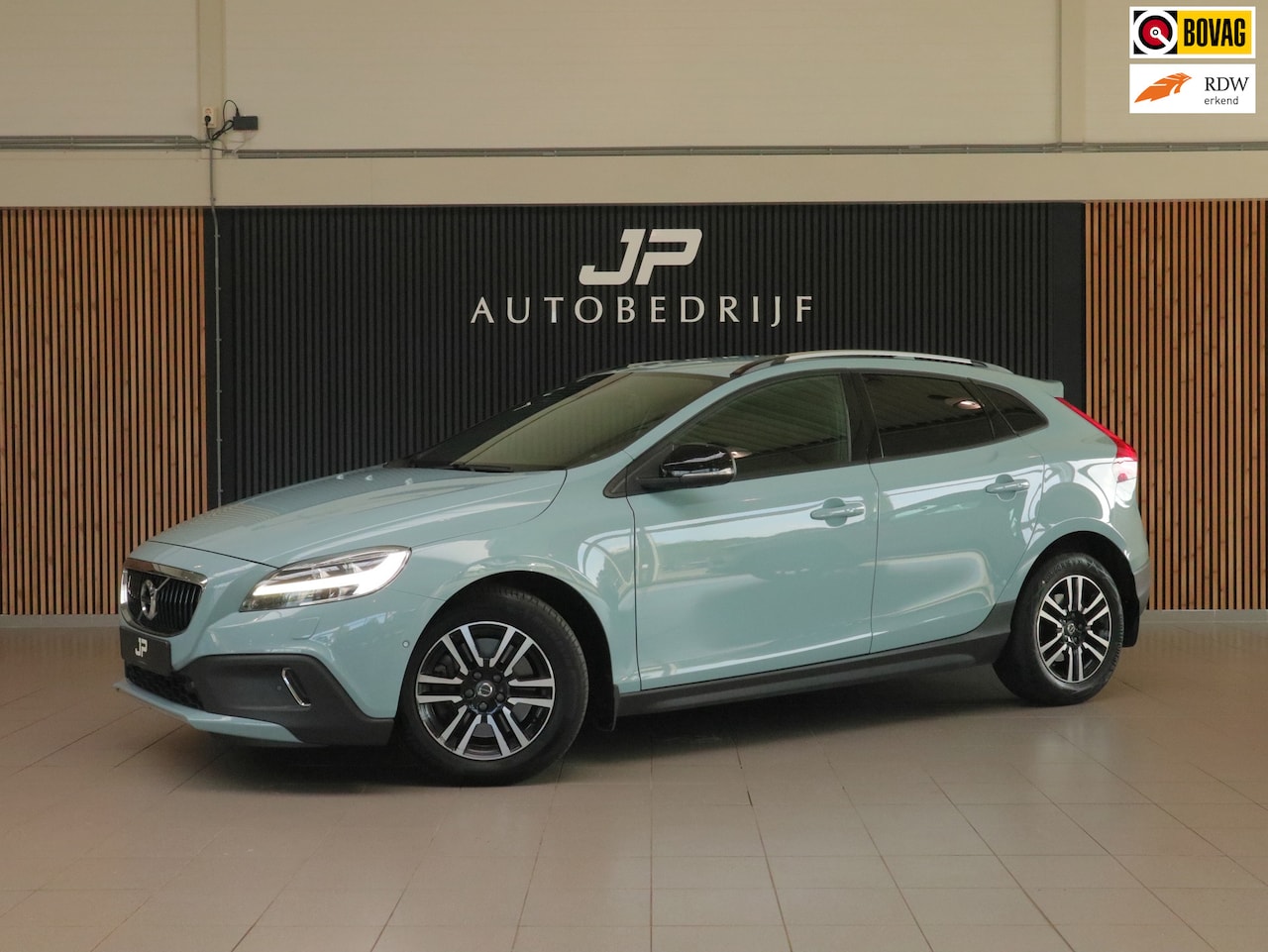 Volvo V40 Cross Country - 1.5 T3 Summum AMAZON BLUE|ADAPT.CRUISE|BLIS|LEDER|STOELVERWARMING V&A|HARMAN/KARDON|PDC|2 - AutoWereld.nl