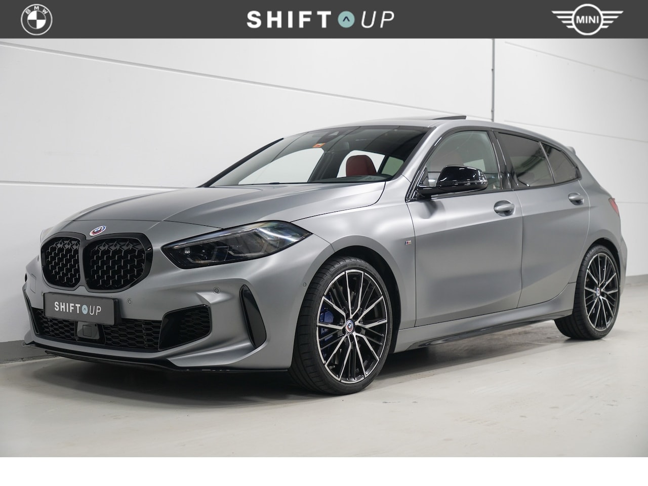BMW 1-serie - M135i xDrive Panoramadak | Harman Kardon | Head Up | ACC | Stuurverwarming - AutoWereld.nl