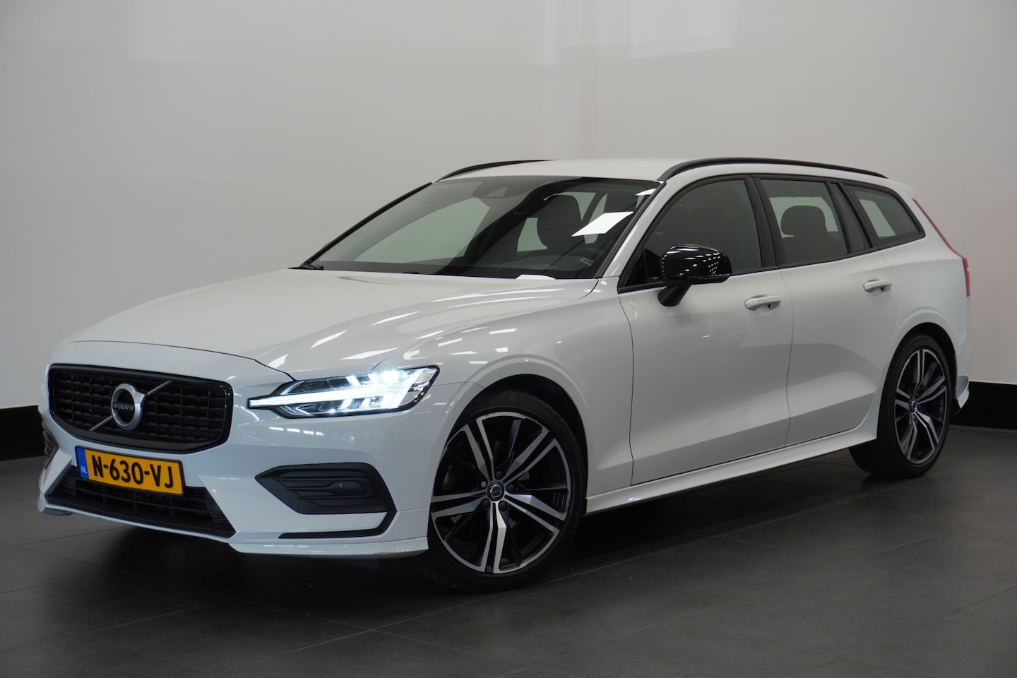 Volvo V60 - 2.0 B3 163PK Momentum R-Design | Camera | Trekhaak | Stoel & Stuur verw. | €22.900,- incl. - AutoWereld.nl