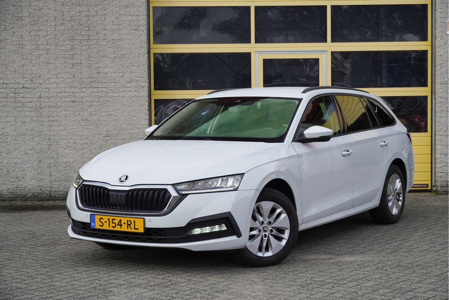 Skoda Octavia Combi - 1.0 e-TSI Automaat! Business Edition BJ2023 Lmv 16" | Led V+A | Pdc | Keyless entry | Elek - AutoWereld.nl