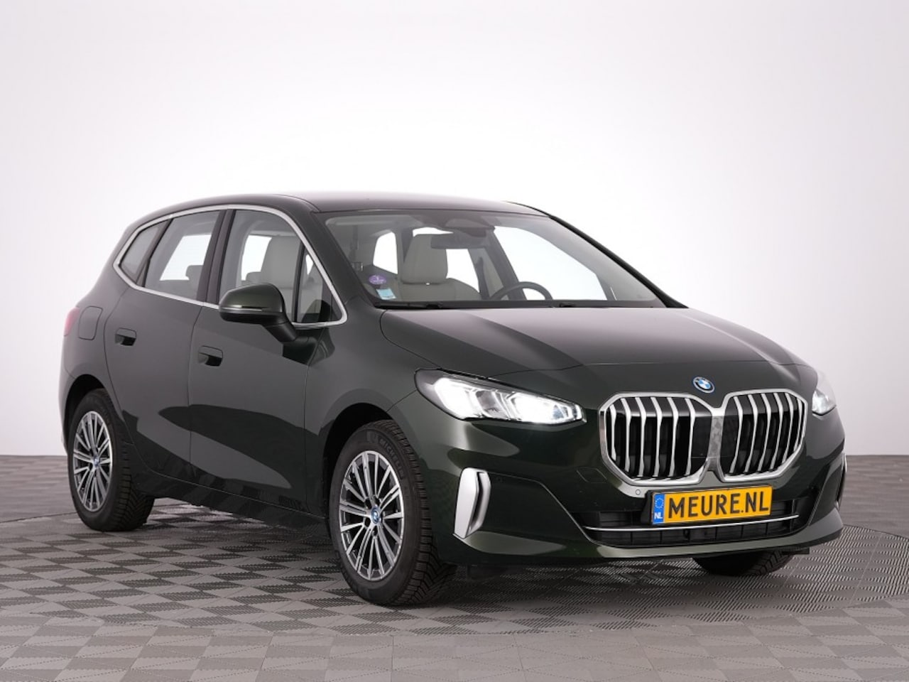 BMW 2-serie Active Tourer - 225 xDrive Luxury Line | LEDER | CAMERA | NAVI | ECC | PHEV | Sanremo Grün Metallic - AutoWereld.nl