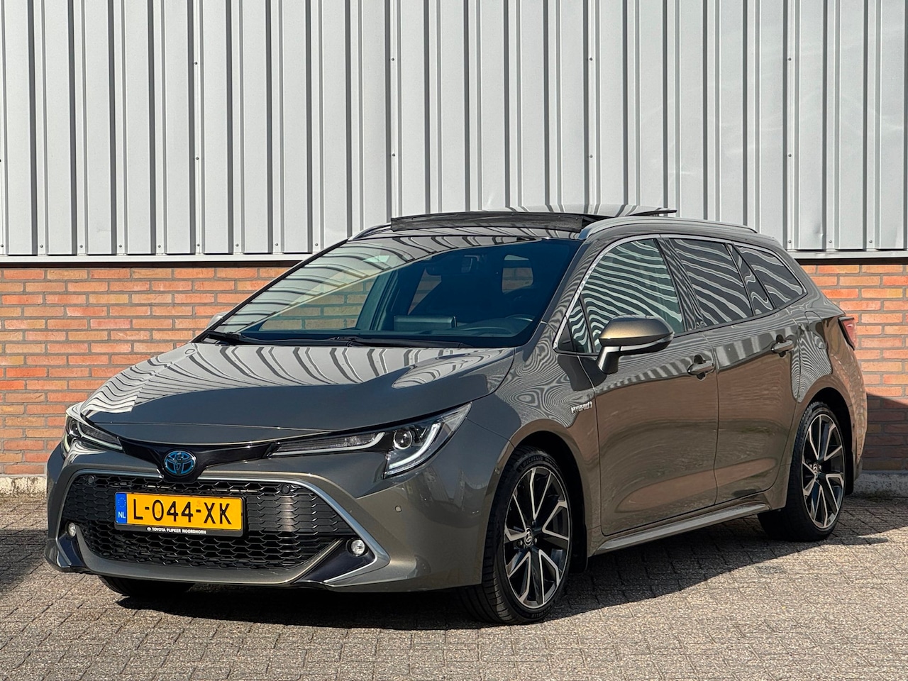 Toyota Corolla Touring Sports - 2.0 Hybrid Executive Panorama/ Trekhaak/ HUD/ BSM - AutoWereld.nl