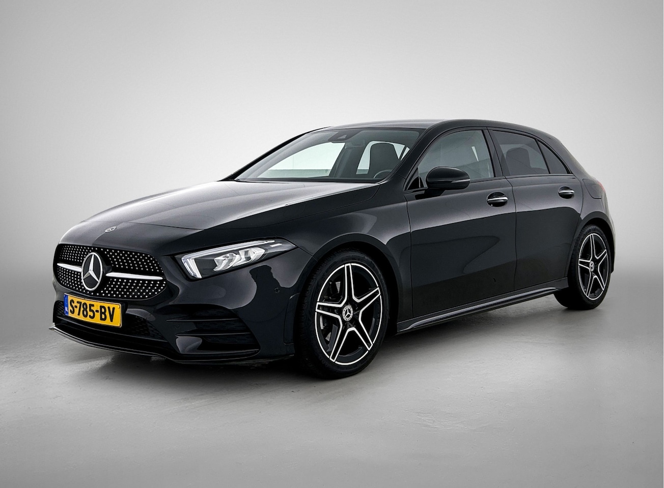 Mercedes-Benz A-klasse - 180 AMG Line Amg Line Styling | Night Pakket | Sfeerverlichting | Ledkoplampen | Achteruit - AutoWereld.nl