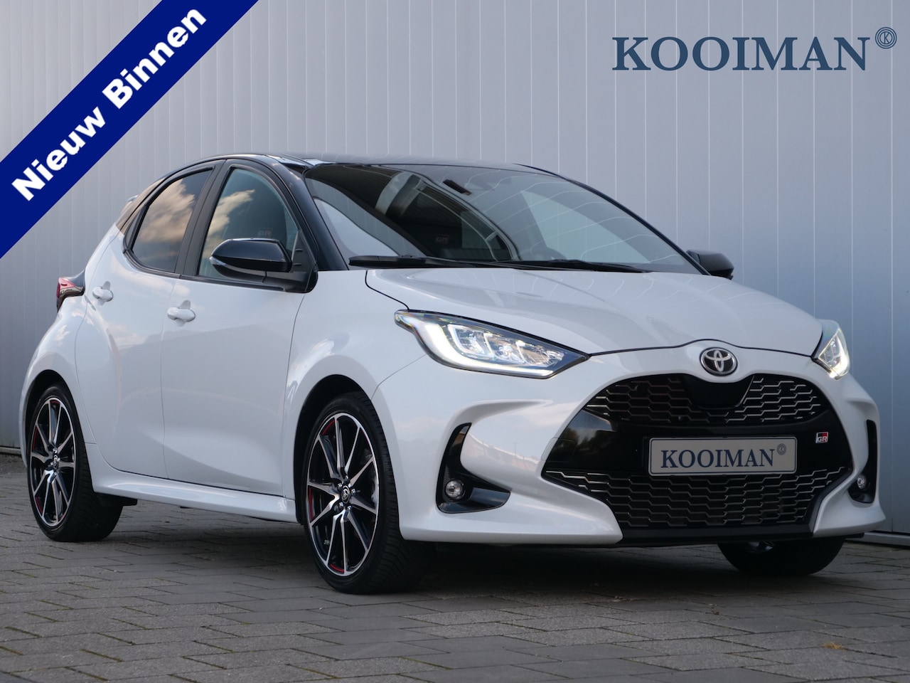 Toyota Yaris - 1.5 Hybrid GR Sport 116 Pk Automaat Camera / Apple Carplay / DAB / Stoelverwarming / 18 in - AutoWereld.nl
