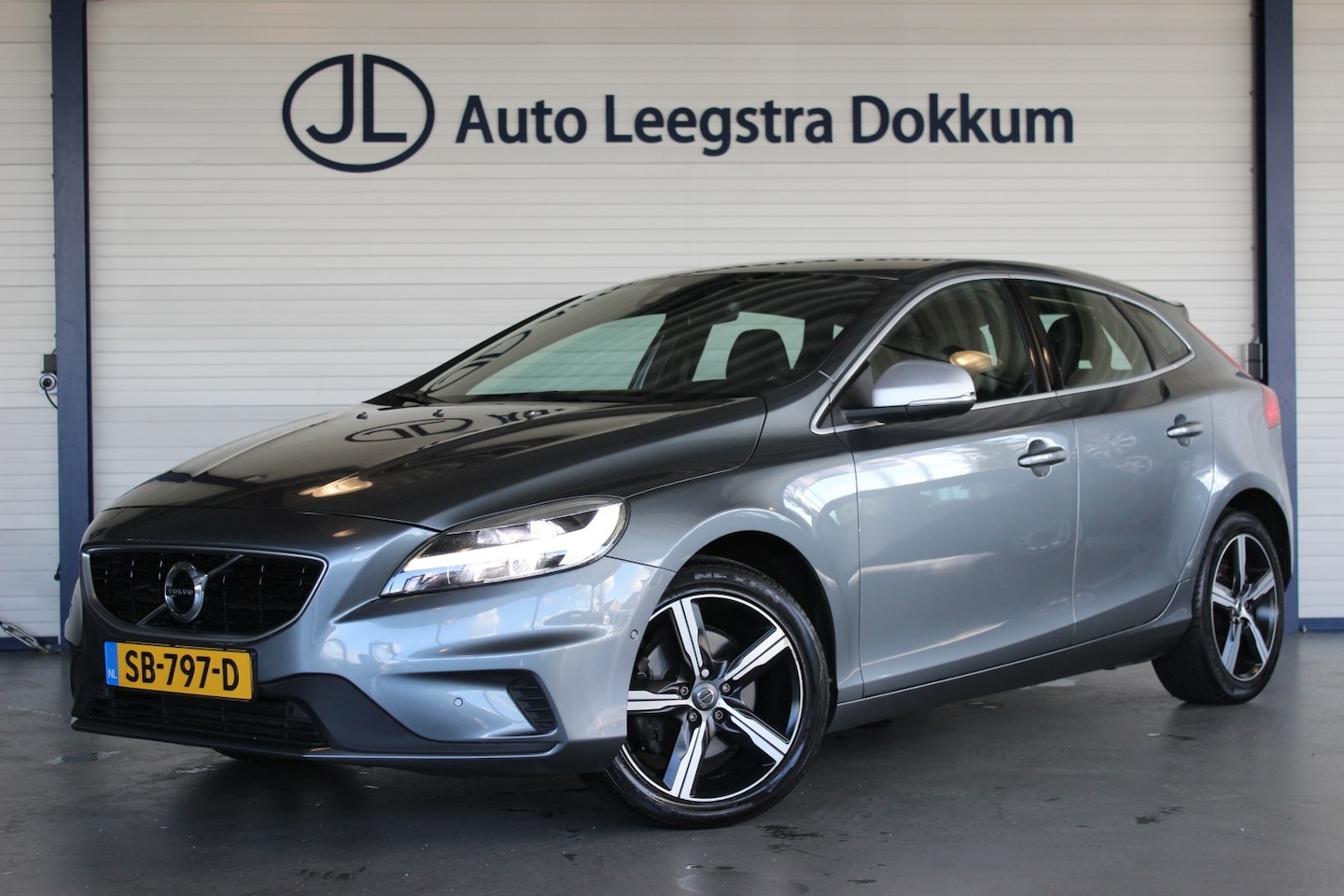 Volvo V40 - 2.0 T4 Business Sport Trekhaak | Bluetooth | LED | Stoelverw. | Navi | Alcantara | 17" LMV - AutoWereld.nl