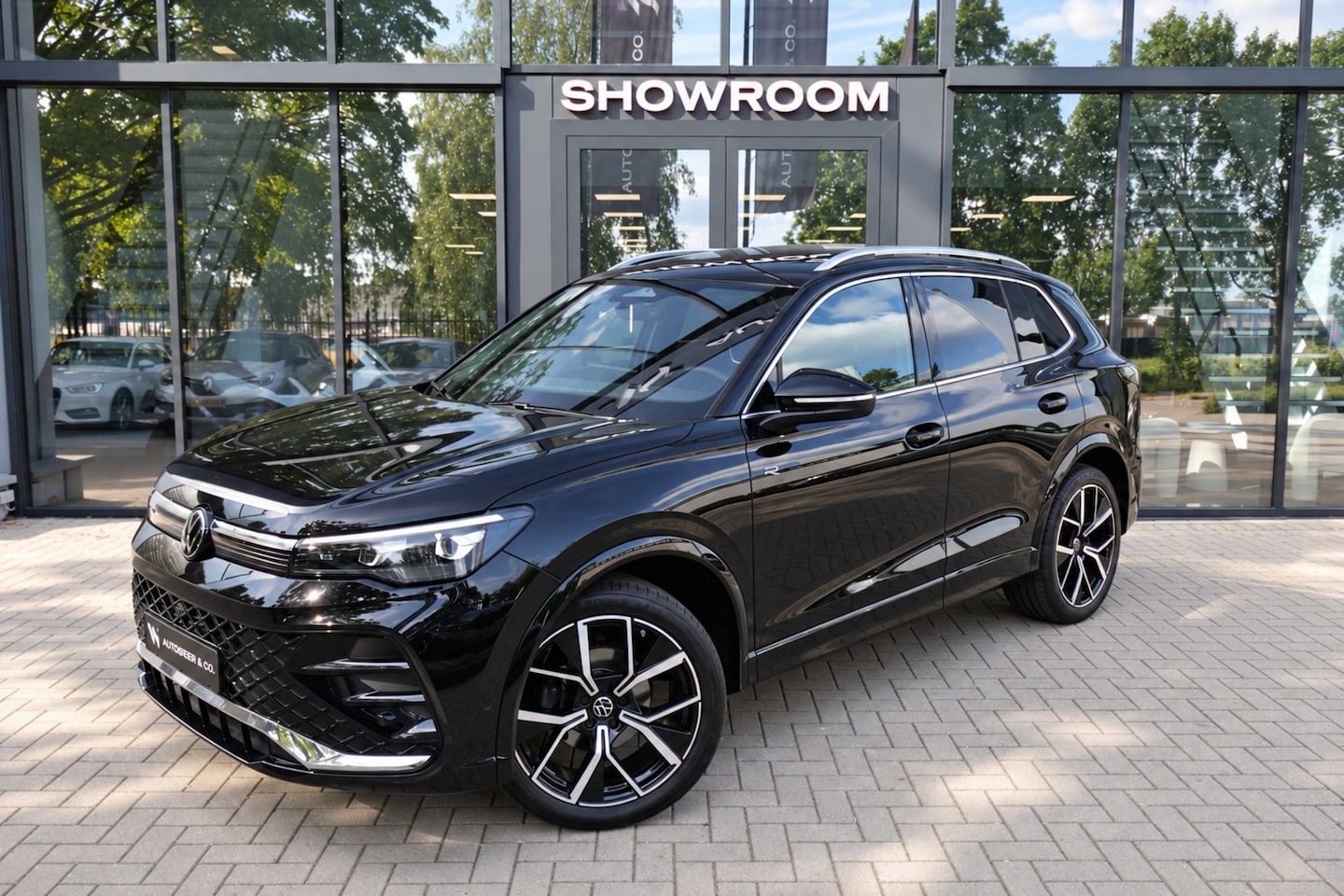 Volkswagen Tiguan - 1.5 eTSI R-Line Business PANO KEYLESS H&K - AutoWereld.nl