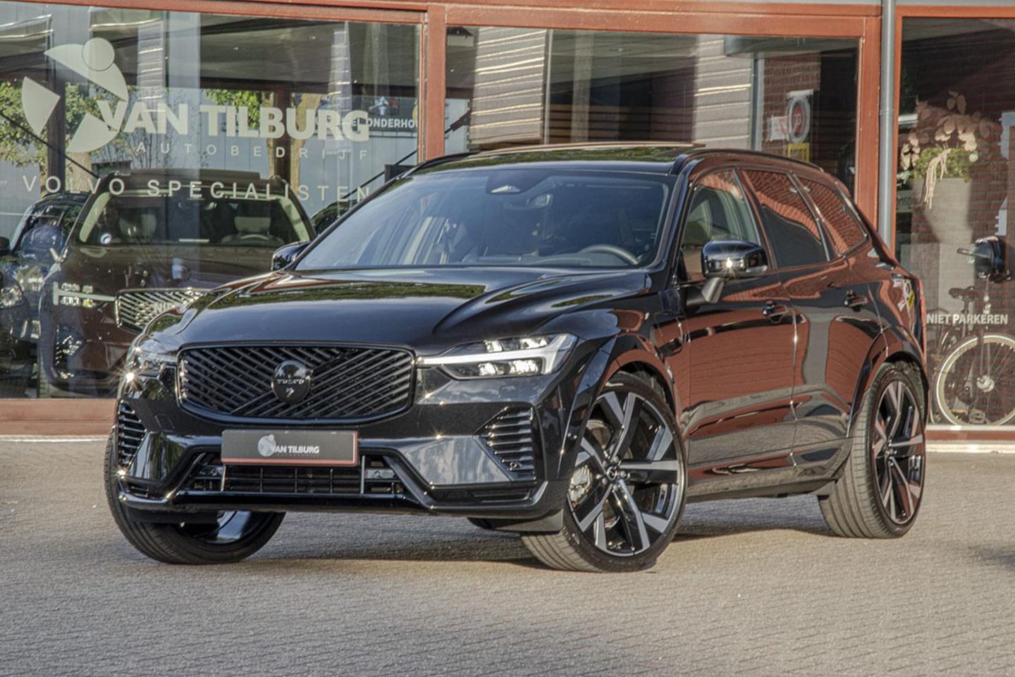 Volvo XC60 - 2.0 T6 AWD ULTRA BLACK EDITION / LUCHTVERING / B&W - AutoWereld.nl