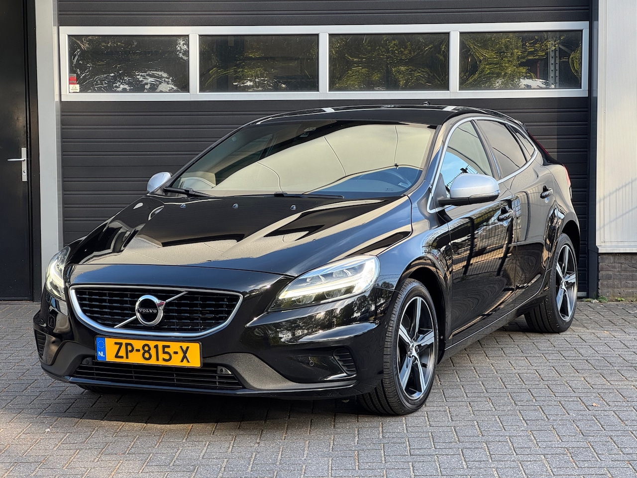 Volvo V40 - 1.5 T3 R-Design Pano, Led, Navi, Camera, PDC, Cruise, NAP - AutoWereld.nl