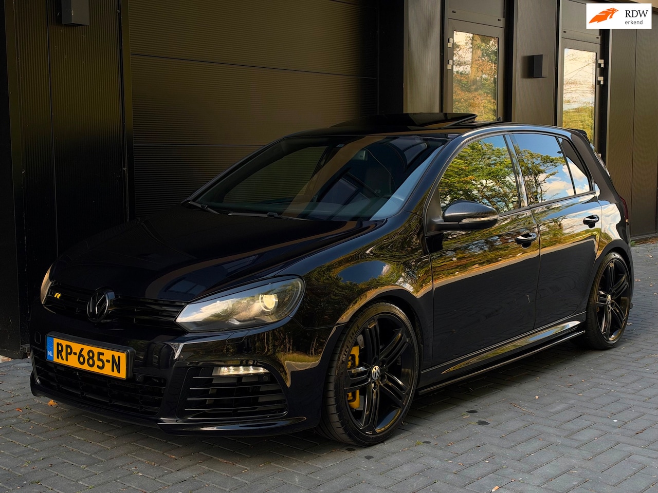 Volkswagen Golf - 2.0 R 4-Motion SCHUIFDAK/350PK/LEDER/MAXTON/DOWNPIPE/KLEPSYSTEEM/ALARMKLASSE 3/APK 16-09-2 - AutoWereld.nl
