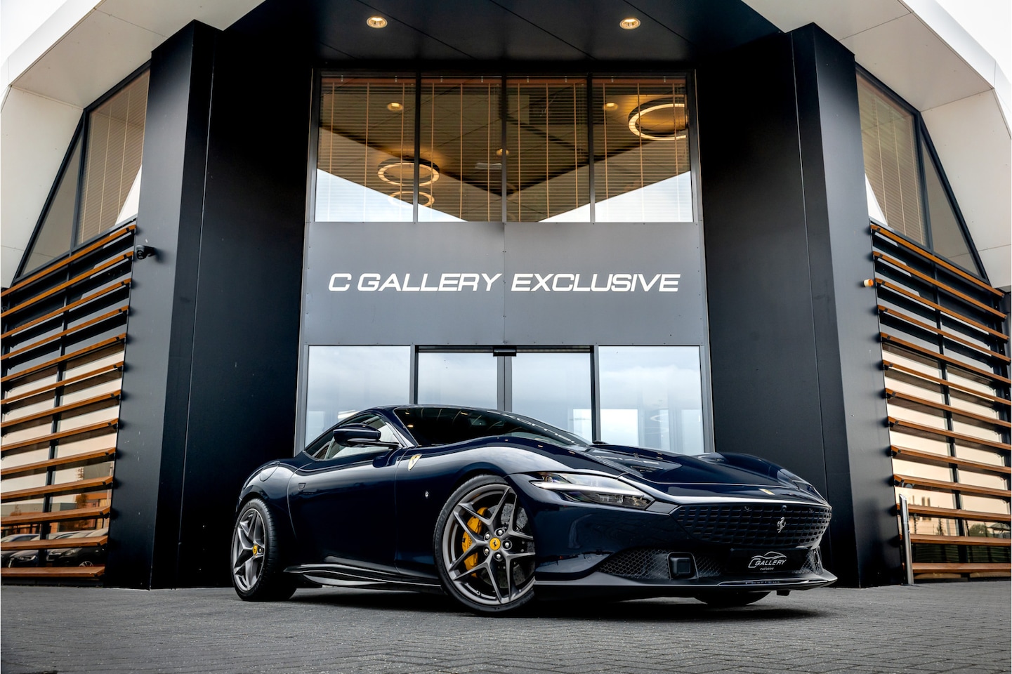 Ferrari Roma - 3.9 V8 HELE - Blu Pozzi | Novitec Exhaust | Passenger Display | Carbon - AutoWereld.nl