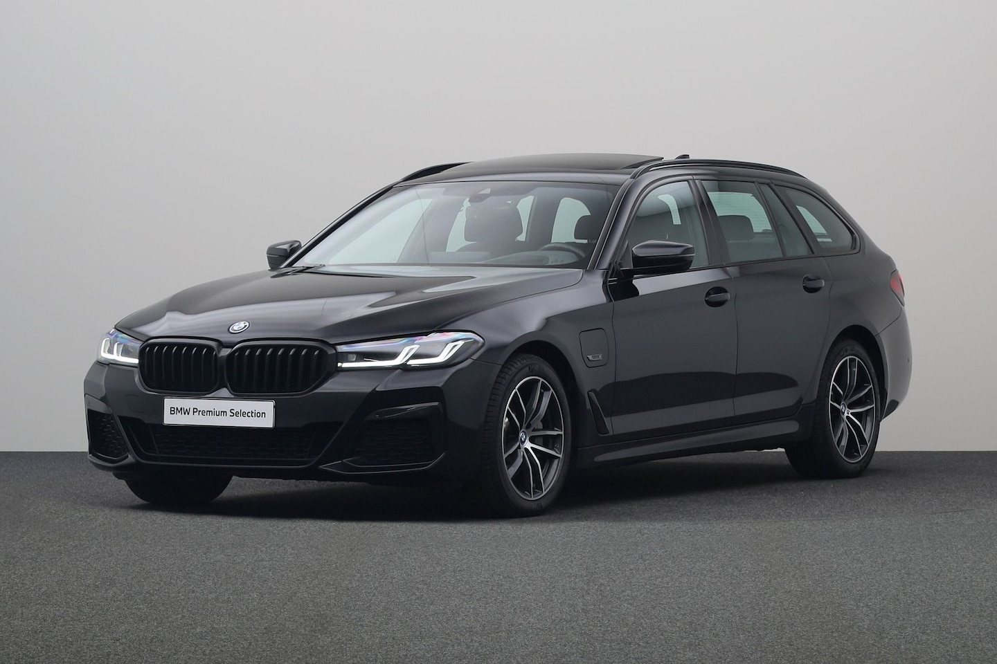 BMW 5-serie Touring - 530e xDrive Business Edition Plus | Head up | Panoramadak | Comfortstoelen | Stuurverwarmi - AutoWereld.nl