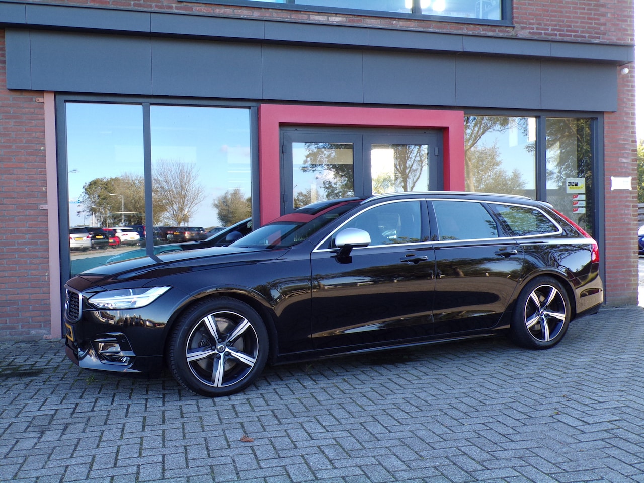 Volvo V90 - 2.0 T4 Business Sport R-Design Polestar Trekhaak Carplay/Android Bomvol!!!! - AutoWereld.nl