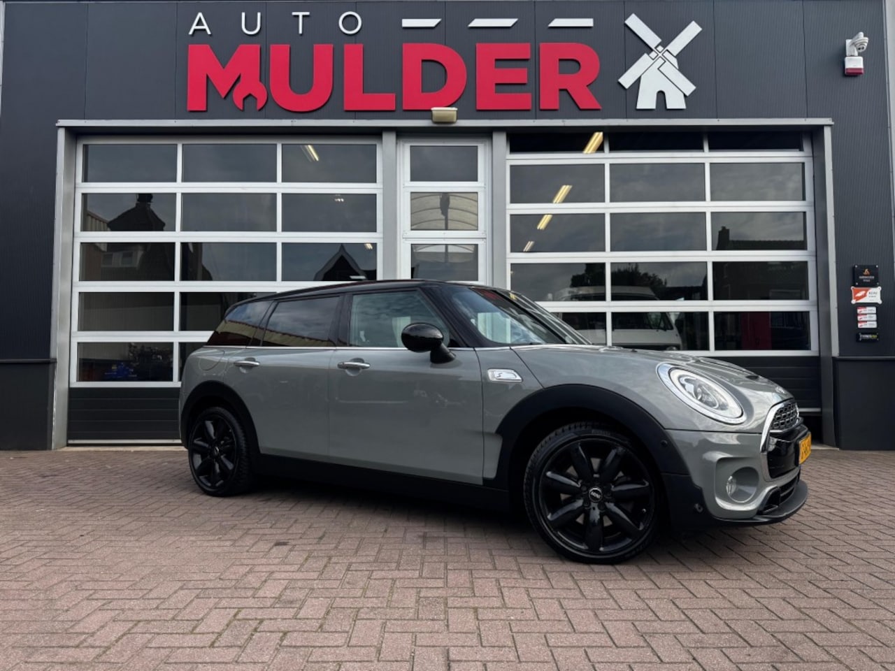 MINI Clubman - 2.0 COOPER S CHILI SERIOUS BUSINESS / AUTOMAAT / CRUISE / HEAD-UP / PANO! - AutoWereld.nl