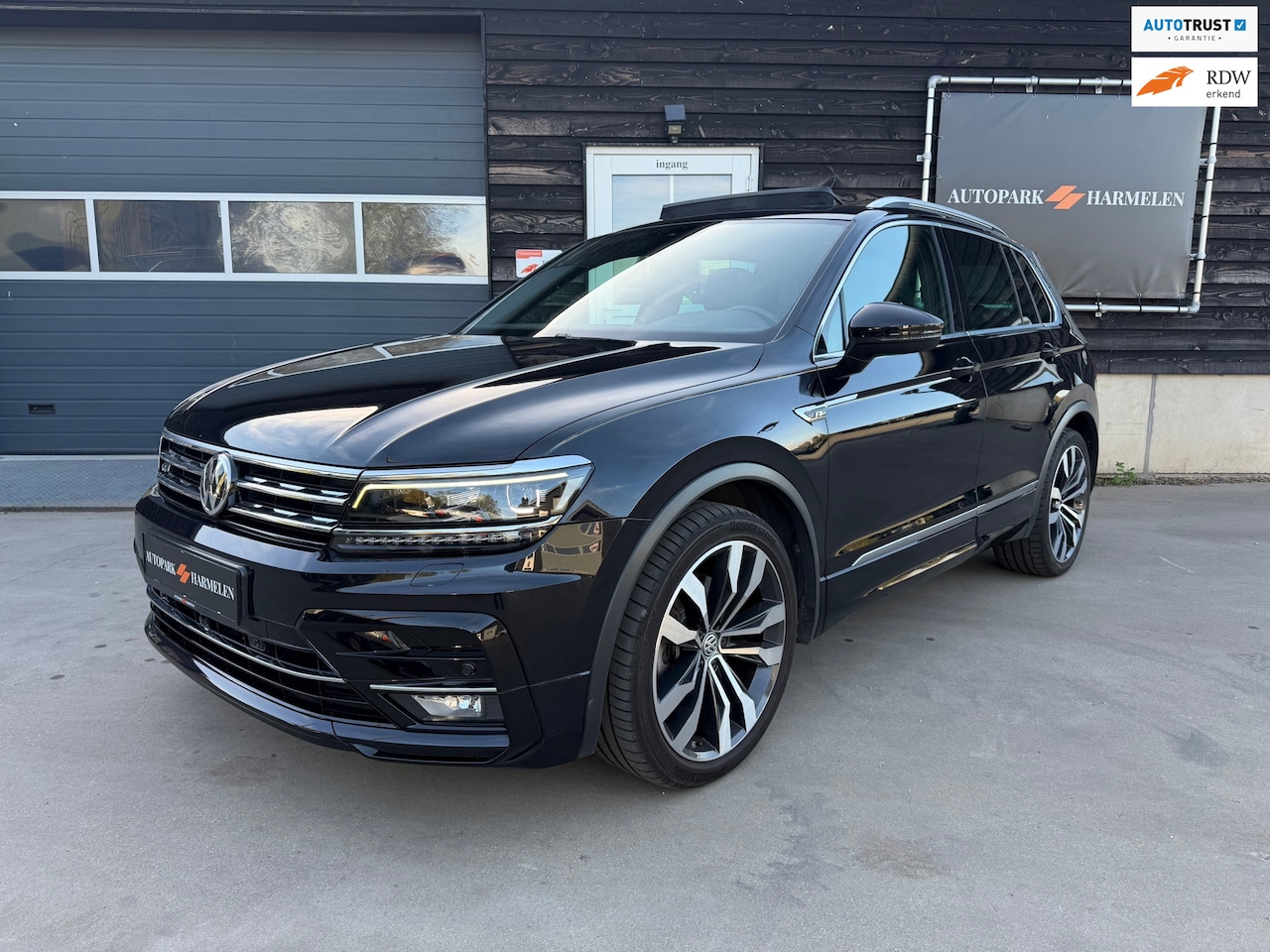 Volkswagen Tiguan - 2.0 TSI 4Motion 3X R-Line Pano Trekhaak - AutoWereld.nl