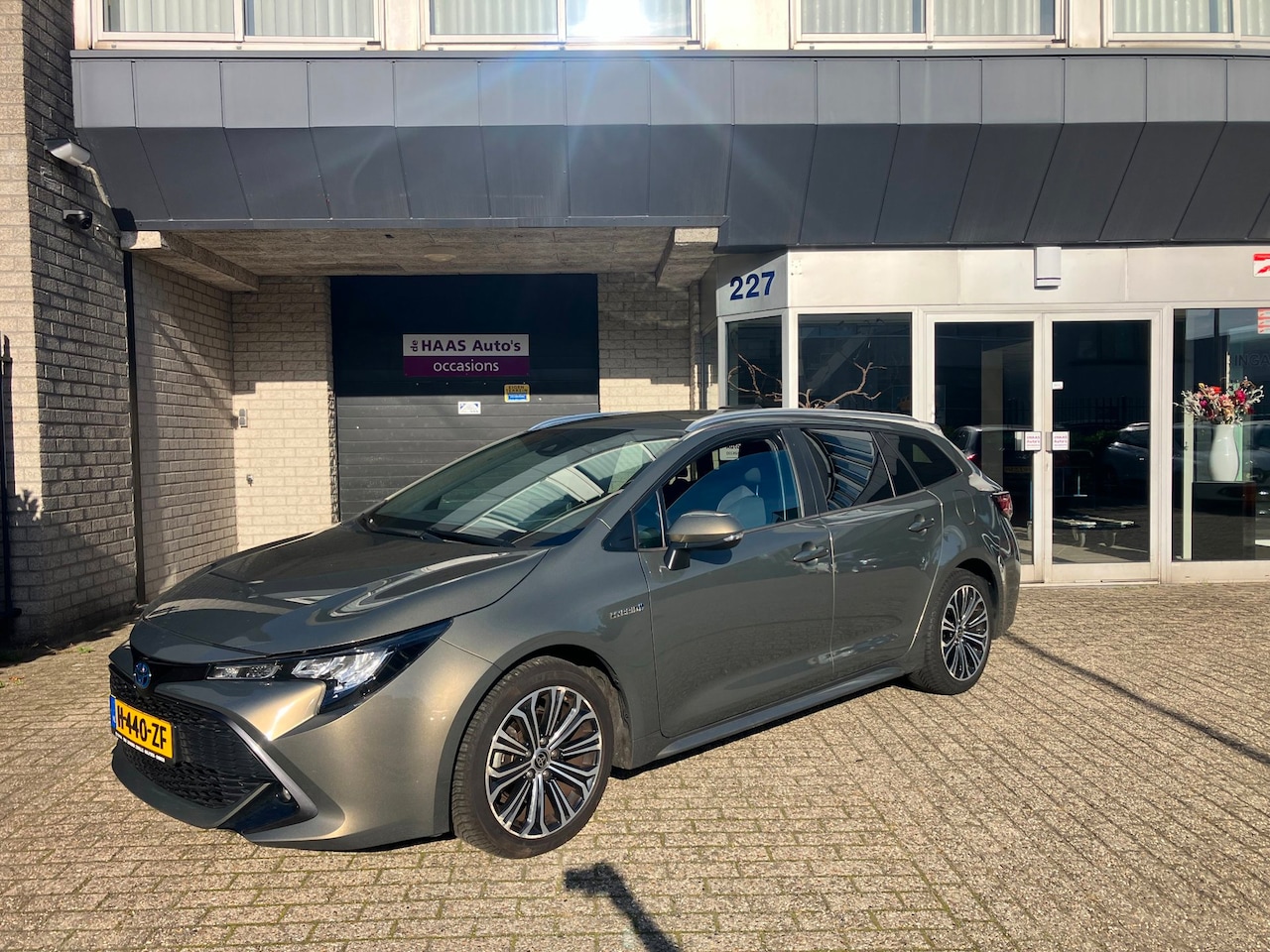 Toyota Corolla Touring Sports - 2.0 Hybrid Business Plus / BTW INCL / DEALER SERVICED / 1e EIGENAAR - AutoWereld.nl