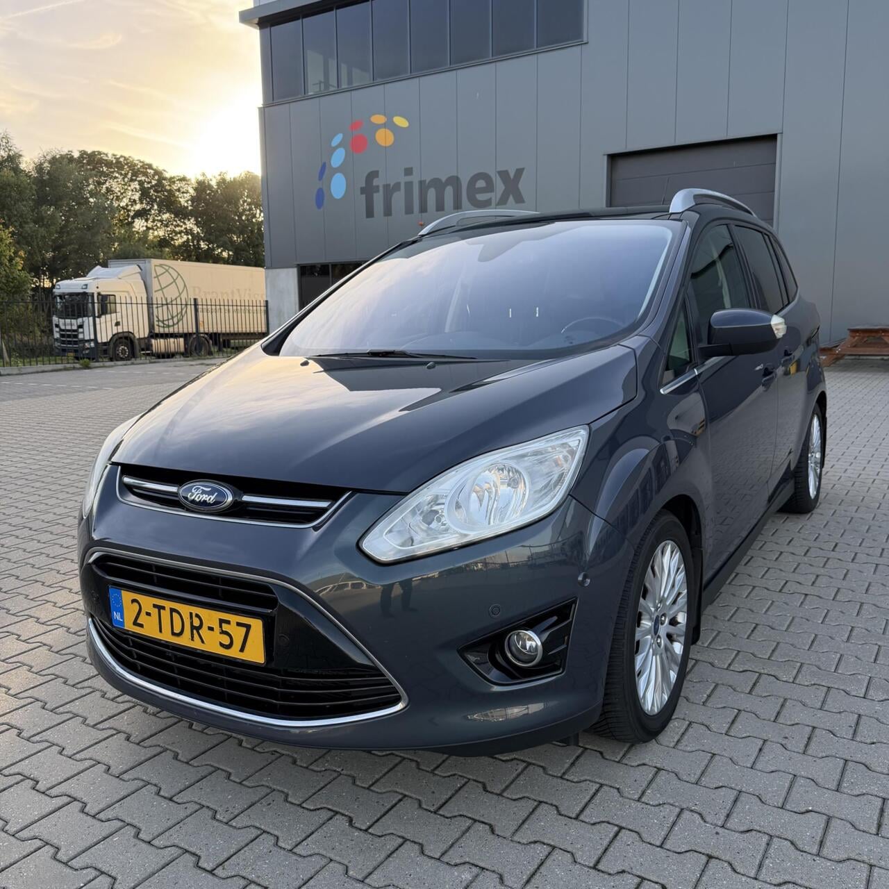 Ford Grand C-Max - 1.0 Titanium | NW APK & DISTRIBUTIE - AutoWereld.nl