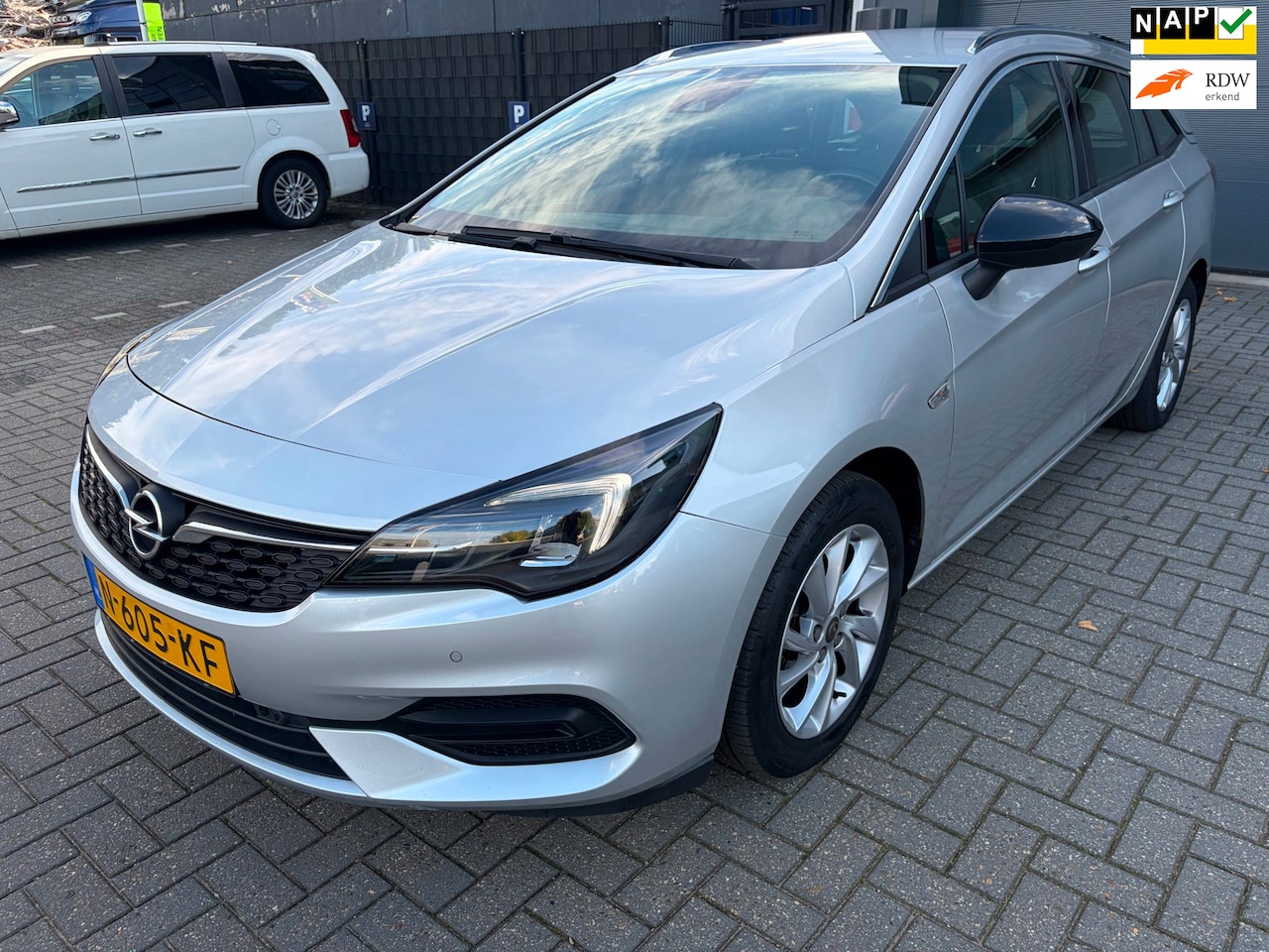 Opel Astra Sports Tourer - 1.2 Business Elegance / Apple Carplay / Camera / Keyless - AutoWereld.nl