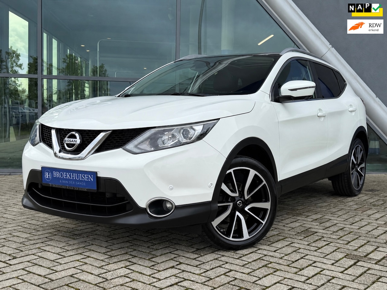 Nissan Qashqai - 1.5 dCi Tekna Panoramadak / Trekhaak / 360 Camera - AutoWereld.nl