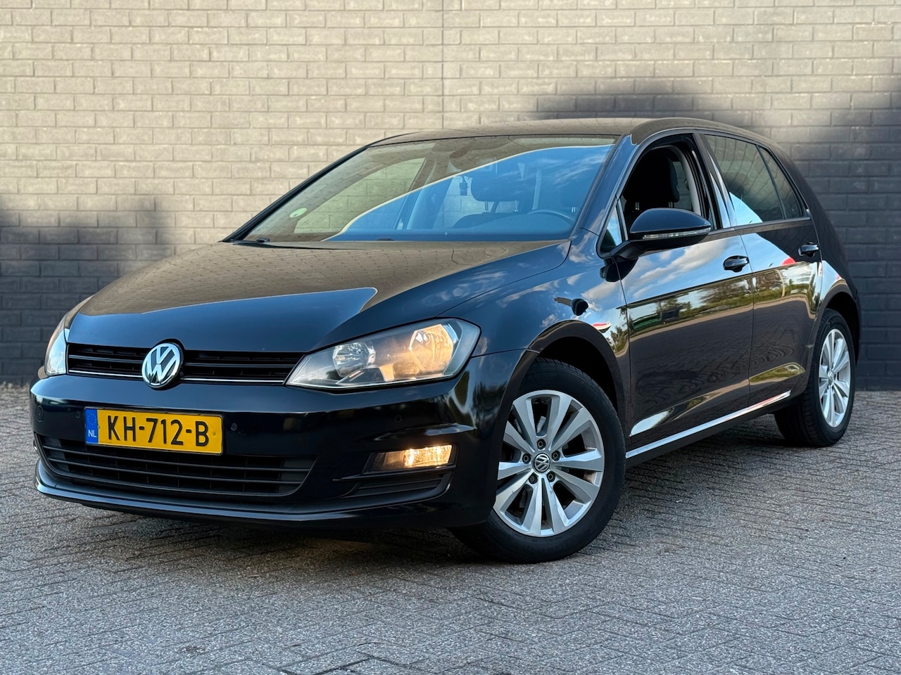 Volkswagen Golf - 1.6 TDI Bluemotion Bj 2016 Zwart 5Drs ECC Airco Navi Pdc v+a - AutoWereld.nl