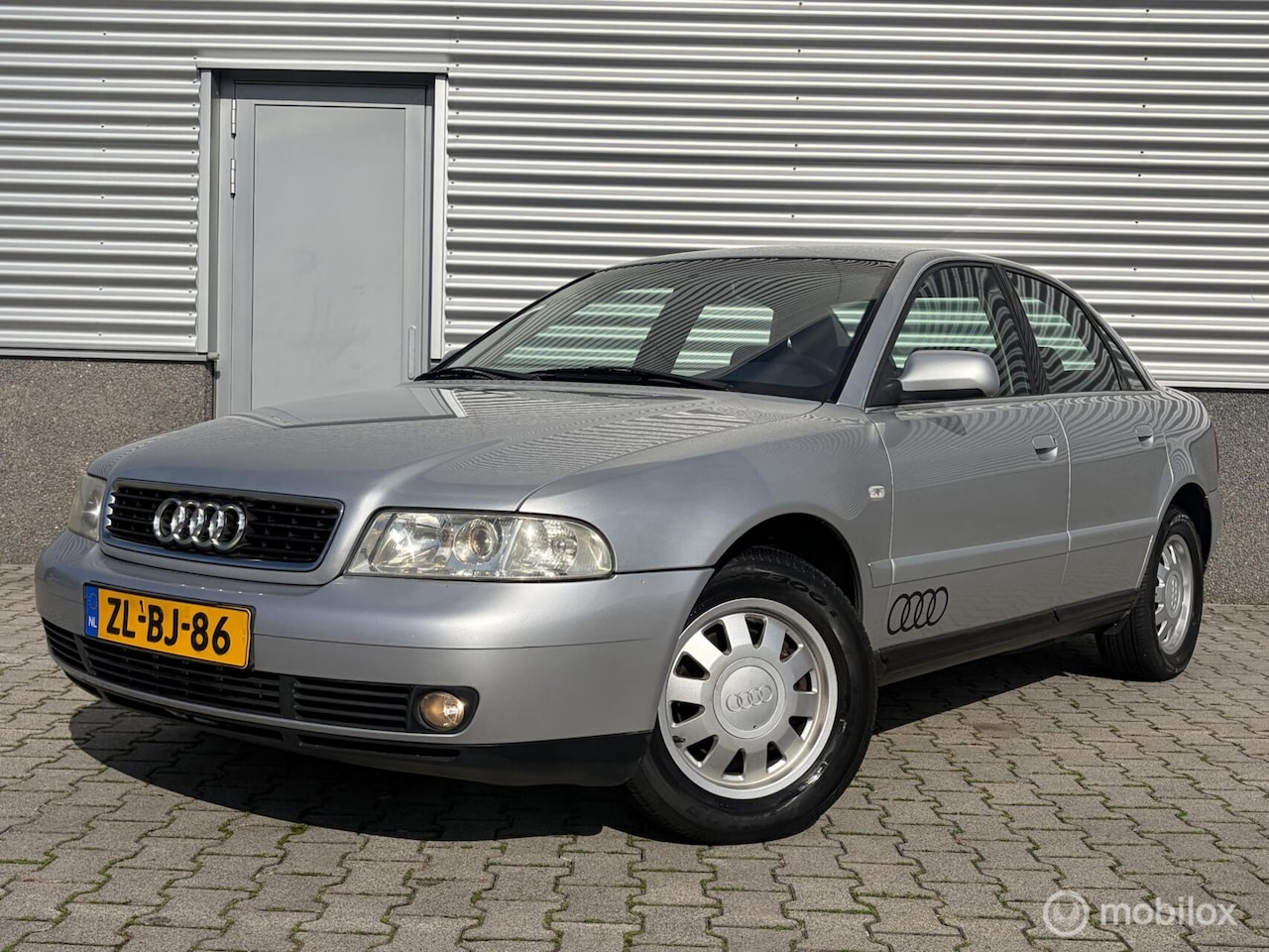 Audi A4 Limousine - 1.6 Automaat-Airco-Cruise-Trekhaak - AutoWereld.nl