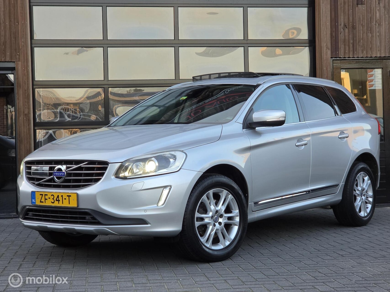 Volvo XC60 - 2.0 D4 190PK PANO LEER ACC CAMERA TREKHAAK SUMMUM - AutoWereld.nl
