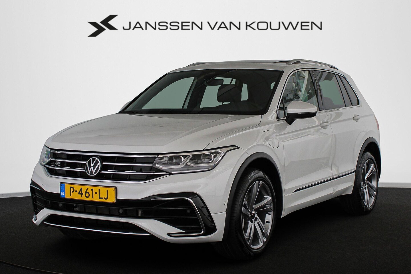 Volkswagen Tiguan - 1.4 TSI eHybrid R-Line Business+ Panoramadak Trekhaak IQ-Light Keyless - AutoWereld.nl