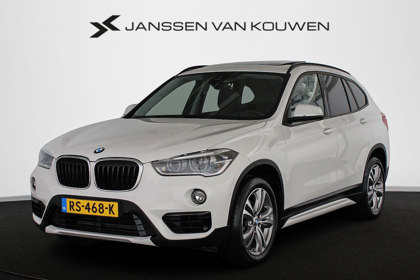 BMW X1 - sDrive18i Executive Sport Line Panoramadak Trekhaak Groot Navi Stoelverwarming - AutoWereld.nl