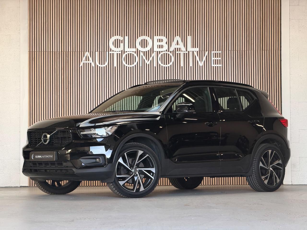 Volvo XC40 - 2.0 T4 R Design - Harman Kardon - Panoramadak - Trekhaak - Memory - AutoWereld.nl