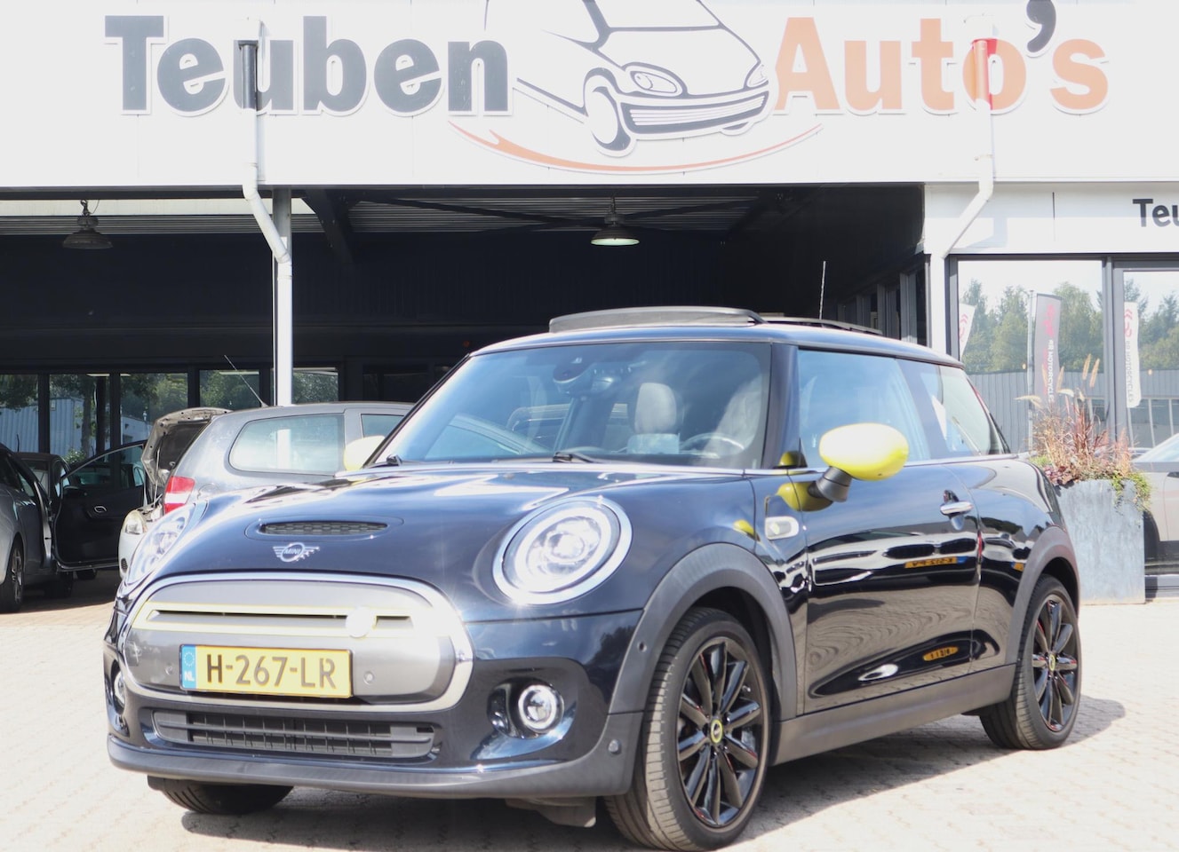 MINI Electric - Yours 33 kWh | 39.600km | Leder | Sportstoelen | Panormadak | Harman/kardon - AutoWereld.nl