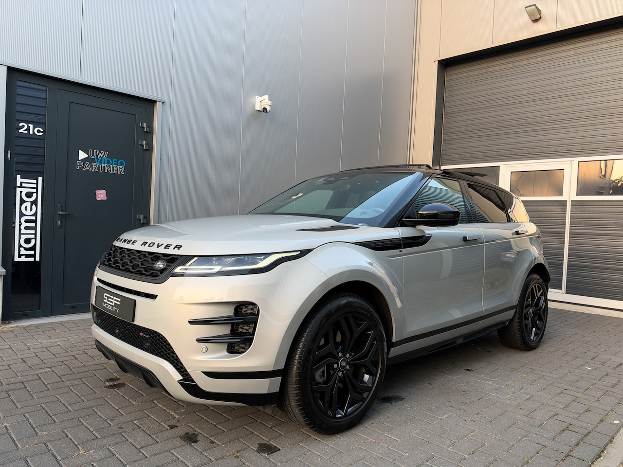 Land Rover Range Rover Evoque - 1.5 P300e AWD R-Dynamic S 309PK | Pano | Matrix | Camera | ACC | Parelmoer | 1e EIgenaar - AutoWereld.nl