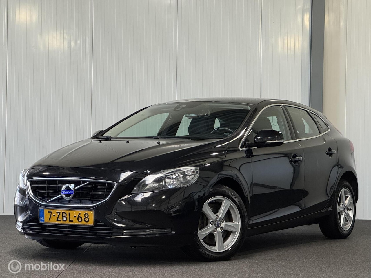 Volvo V40 - 2.0 D4 Momentum Business [ NAP climate navi ] - AutoWereld.nl