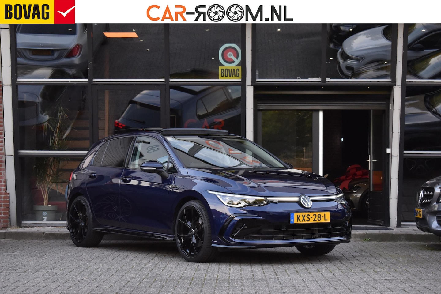 Volkswagen Golf - 1.5 eTSI R-Line Pano Massage Camera Trekhaak 19" - AutoWereld.nl